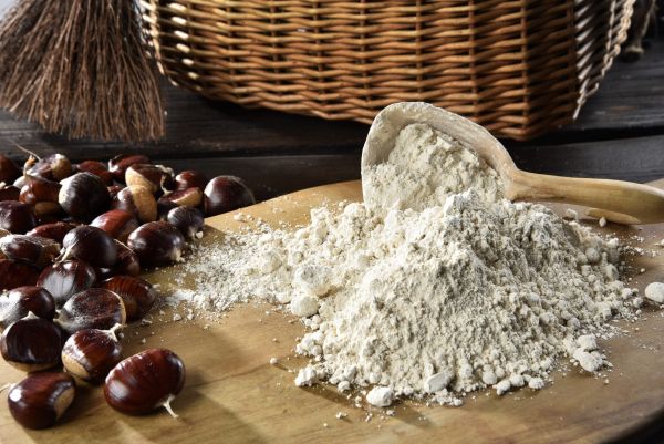 farina di castagna su tavolo da cucina